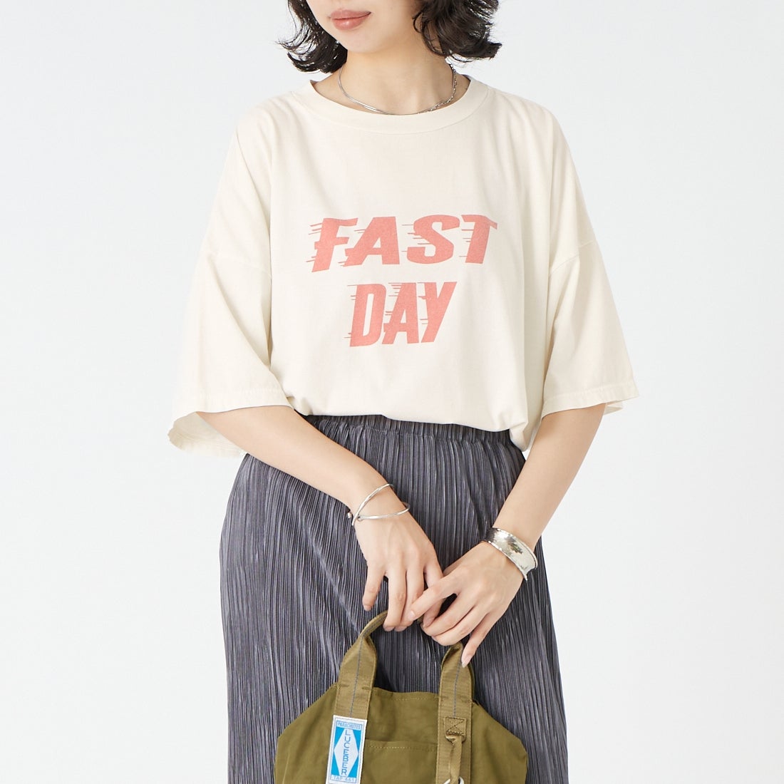 REMI RELIEF [レミレリーフ] 別注 SP加工ビッグプリントTシャツ FAST DAY [RN30389139-JF] OFF WHITE &&モデル身長：162cm 着用サイズ：F&&