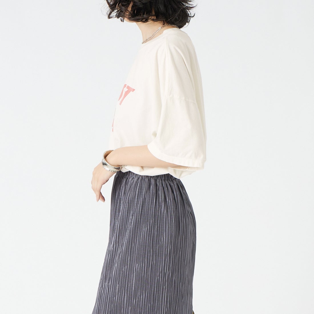 REMI RELIEF [レミレリーフ] 別注 SP加工ビッグプリントTシャツ FAST DAY [RN30389139-JF] OFF WHITE &&モデル身長：162cm 着用サイズ：F&&