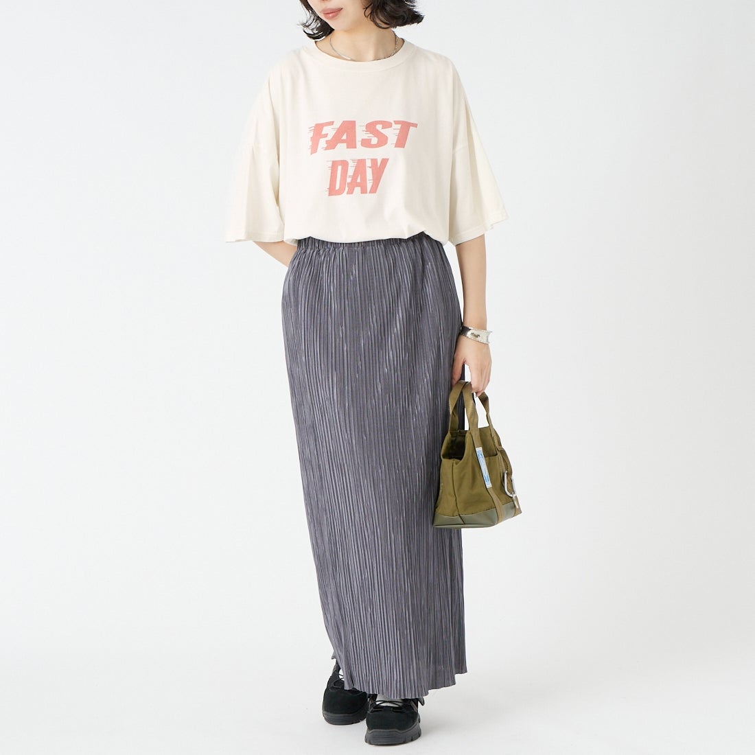 REMI RELIEF [レミレリーフ] 別注 SP加工ビッグプリントTシャツ FAST DAY [RN30389139-JF] OFF WHITE &&モデル身長：162cm 着用サイズ：F&&
