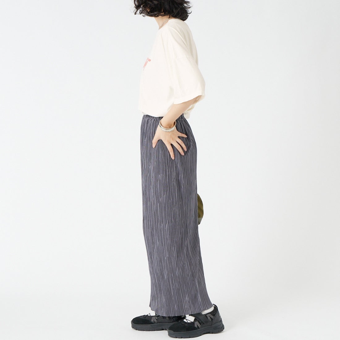 REMI RELIEF [レミレリーフ] 別注 SP加工ビッグプリントTシャツ FAST DAY [RN30389139-JF] OFF WHITE &&モデル身長：162cm 着用サイズ：F&&