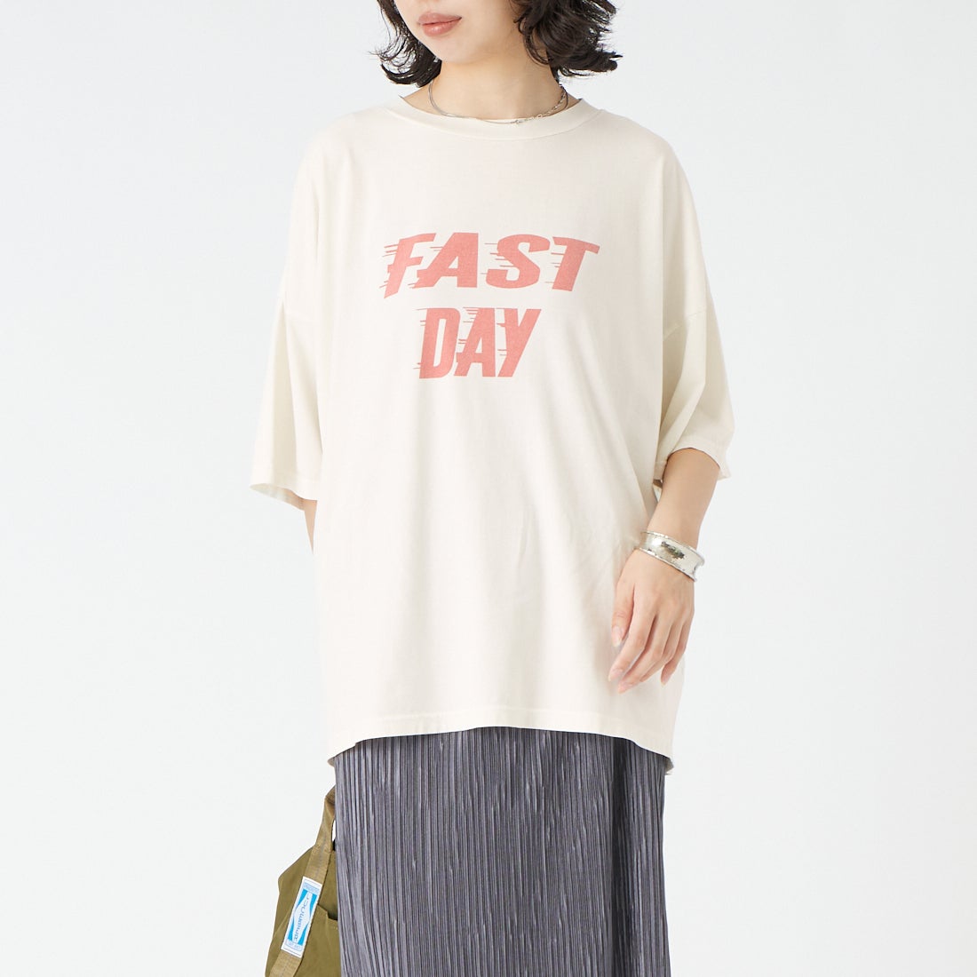 REMI RELIEF [レミレリーフ] 別注 SP加工ビッグプリントTシャツ FAST DAY [RN30389139-JF] OFF WHITE &&モデル身長：162cm 着用サイズ：F&&