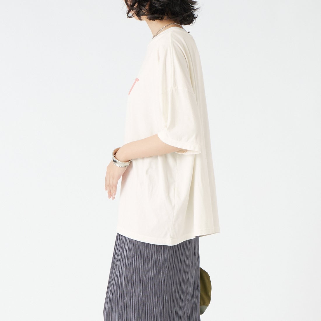 REMI RELIEF [レミレリーフ] 別注 SP加工ビッグプリントTシャツ FAST DAY [RN30389139-JF] OFF WHITE &&モデル身長：162cm 着用サイズ：F&&