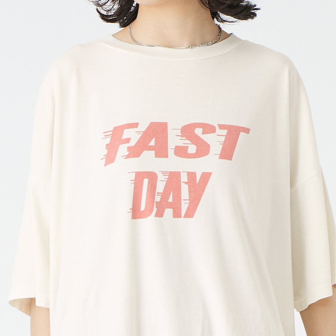 REMI RELIEF [レミレリーフ] 別注 SP加工ビッグプリントTシャツ FAST DAY [RN30389139-JF] OFF WHITE &&モデル身長：162cm 着用サイズ：F&&