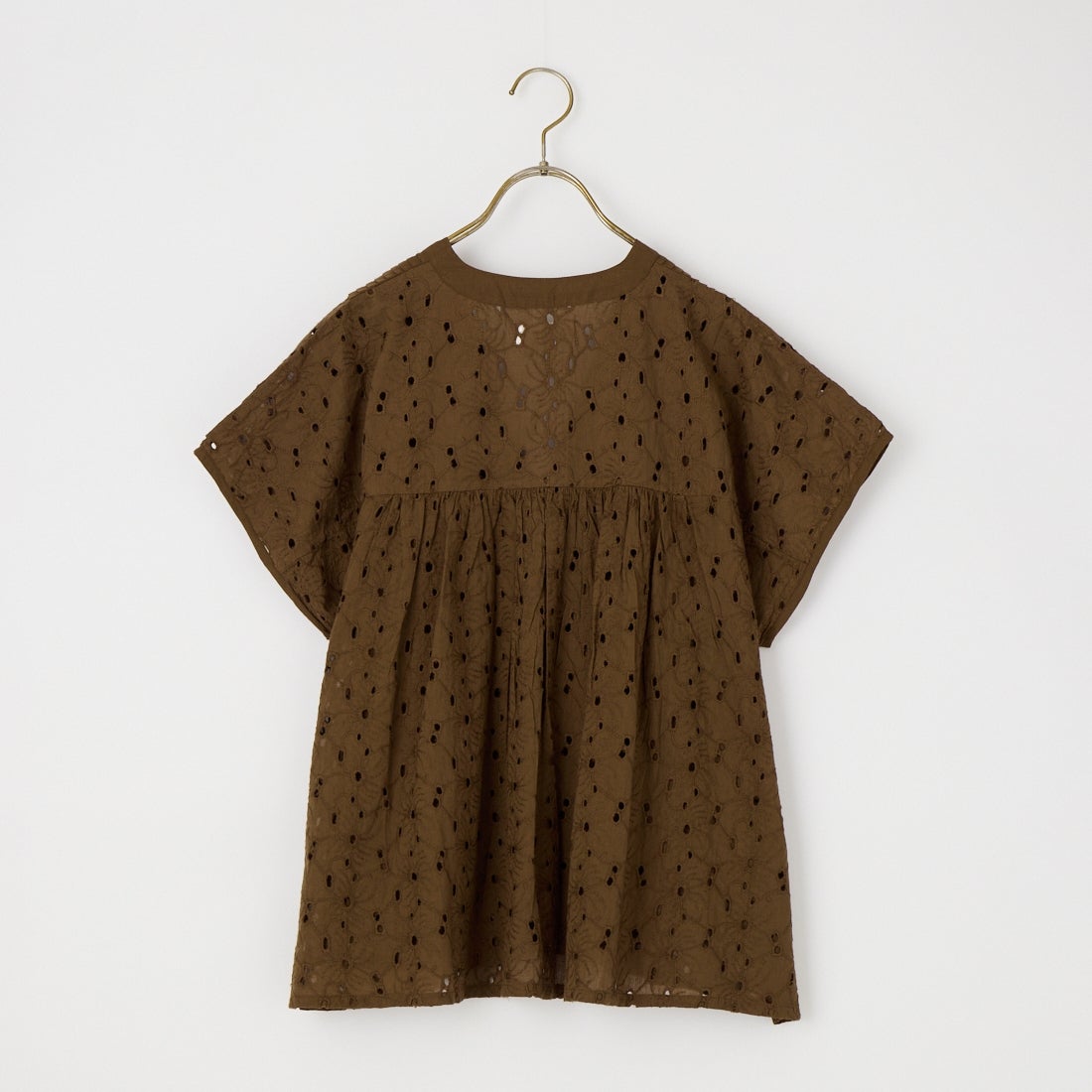 soil [ソイル] ヘムラ刺繍 Vネックピンタックシャツ [NSL26082]　8600 BRN