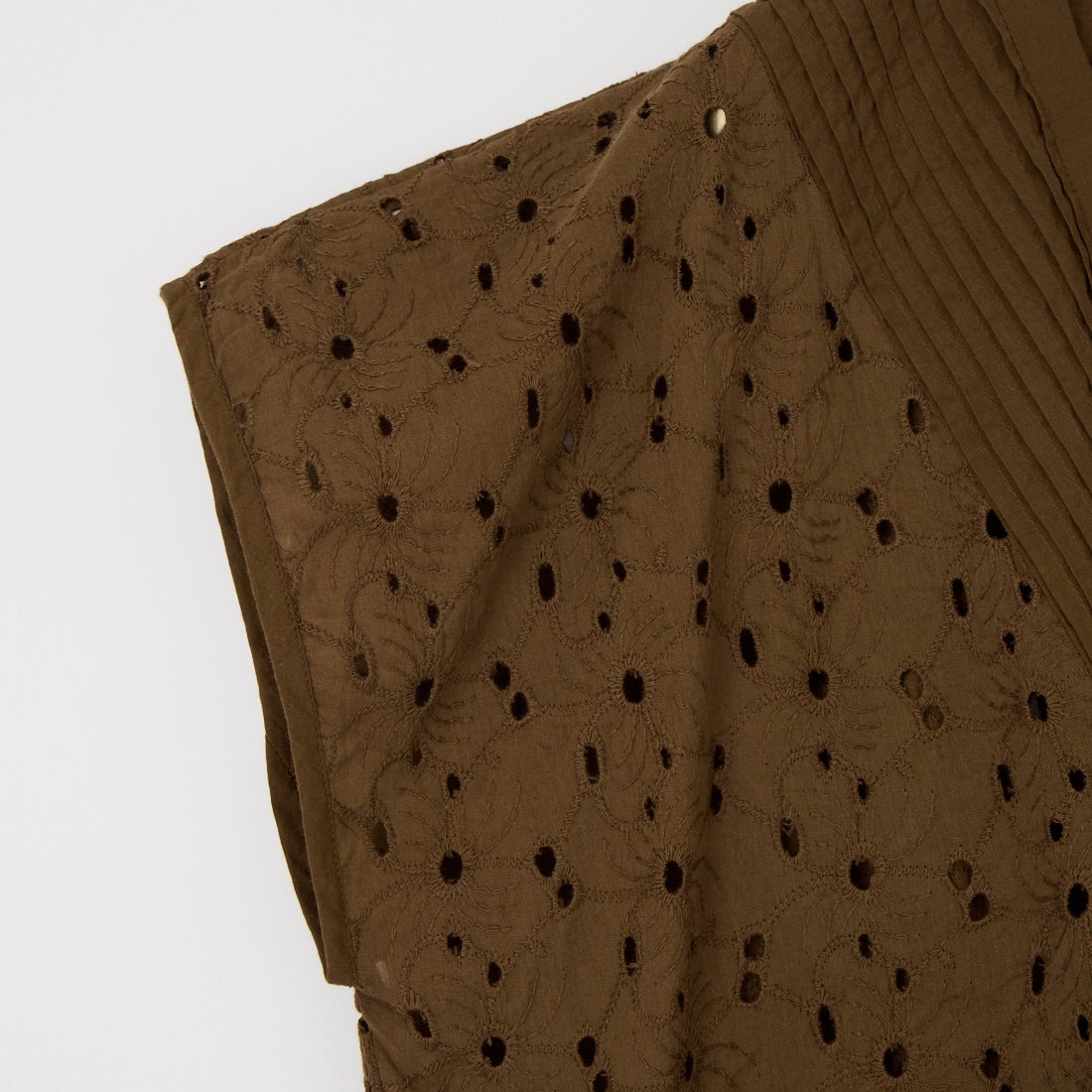 soil [ソイル] ヘムラ刺繍 Vネックピンタックシャツ [NSL26082]　8600 BRN