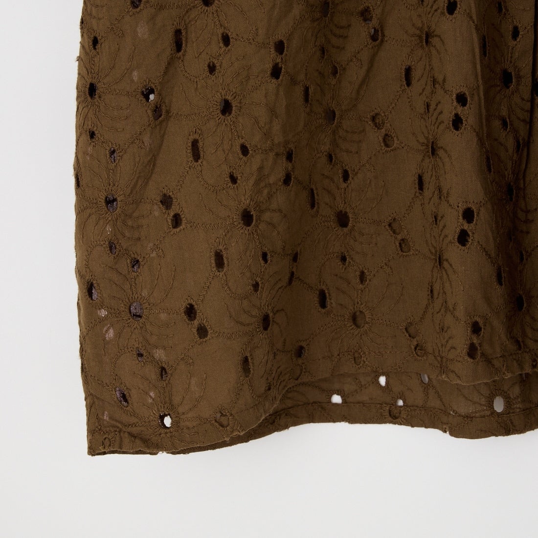 soil [ソイル] ヘムラ刺繍 Vネックピンタックシャツ [NSL26082]　8600 BRN