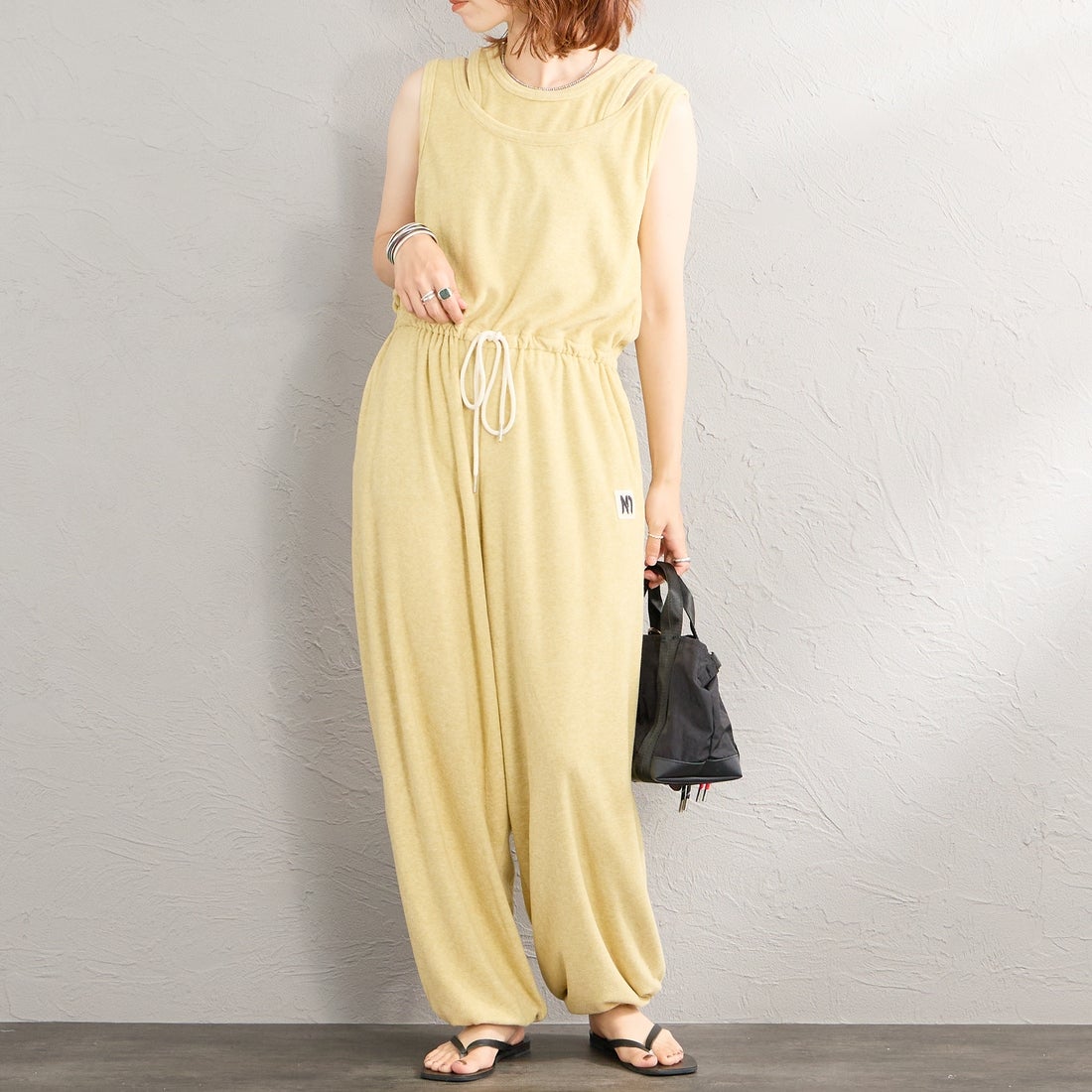 nenom [ネノム] レイヤード パイルロンパース [NE26322020] 31 YELLOW &&モデル身長：158cm 着用サイズ：F&&