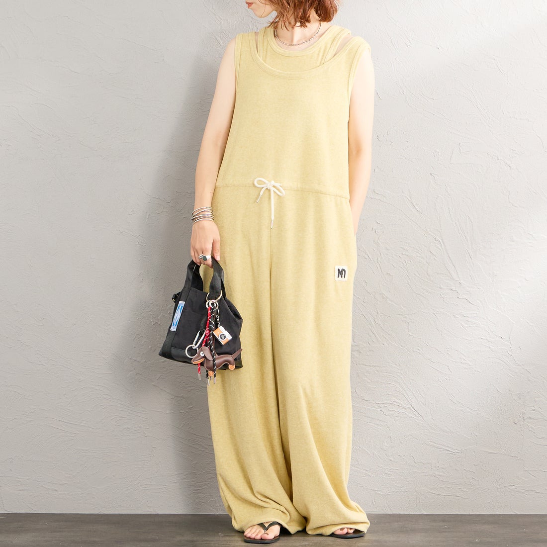 nenom [ネノム] レイヤード パイルロンパース [NE26322020] 31 YELLOW &&モデル身長：158cm 着用サイズ：F&&