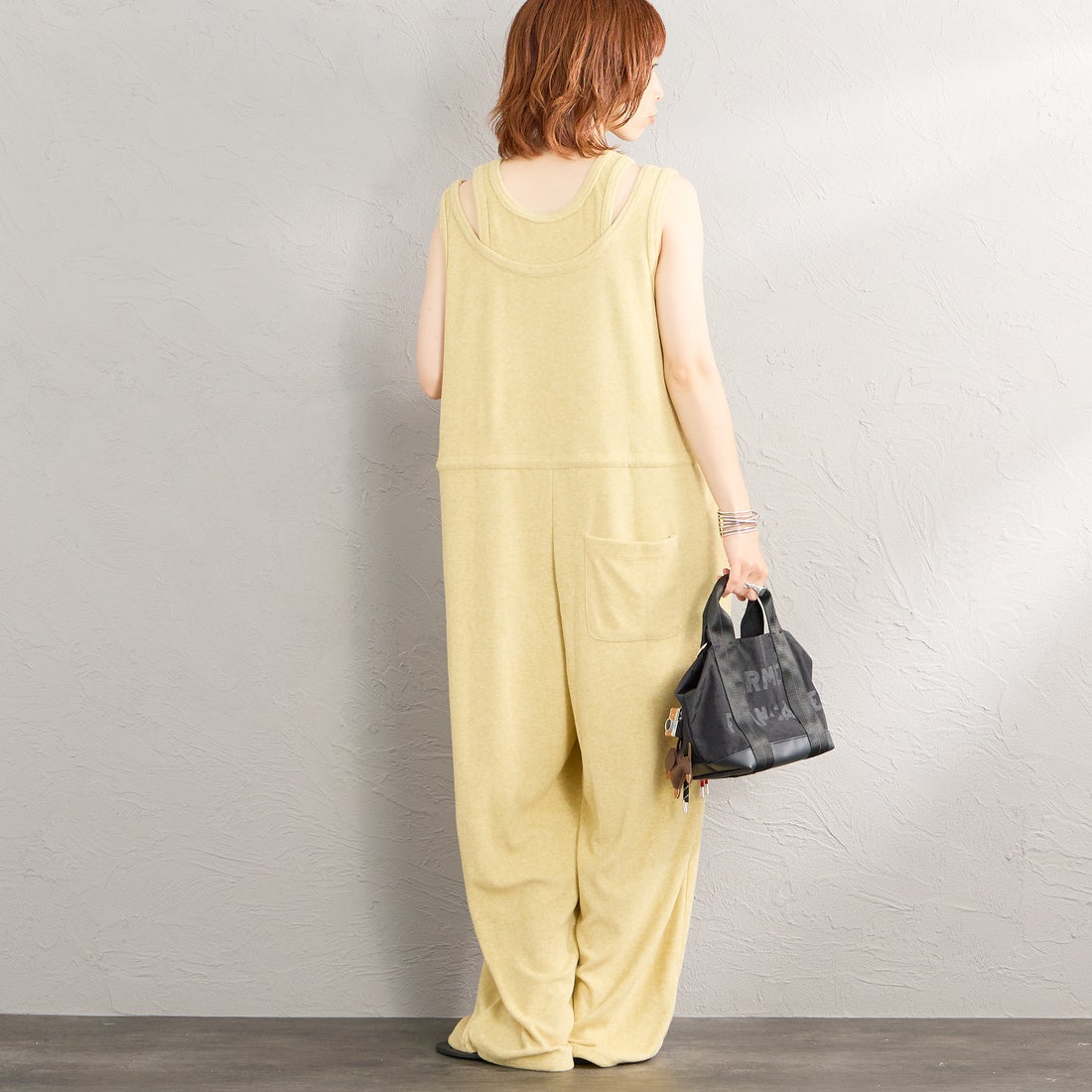 nenom [ネノム] レイヤード パイルロンパース [NE26322020] 31 YELLOW &&モデル身長：158cm 着用サイズ：F&&
