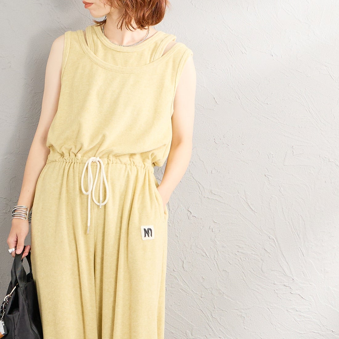 nenom [ネノム] レイヤード パイルロンパース [NE26322020] 31 YELLOW &&モデル身長：158cm 着用サイズ：F&&