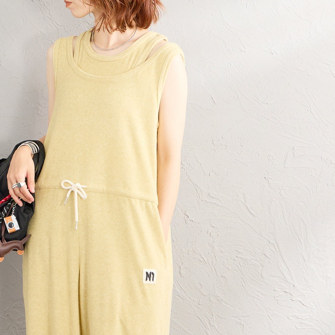 nenom [ネノム] レイヤード パイルロンパース [NE26322020] 31 YELLOW &&モデル身長：158cm 着用サイズ：F&&