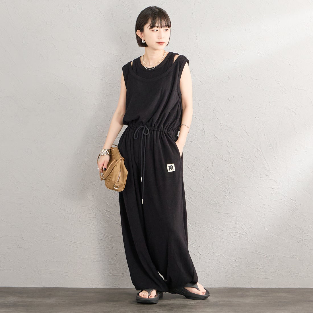nenom [ネノム] レイヤード パイルロンパース [NE26322020] 09 BLACK &&モデル身長：150cm 着用サイズ：F&&