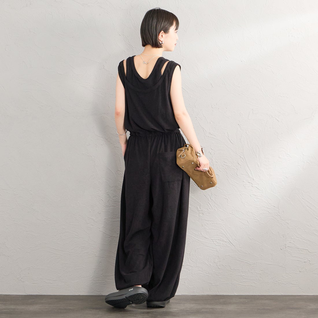 nenom [ネノム] レイヤード パイルロンパース [NE26322020] 09 BLACK &&モデル身長：150cm 着用サイズ：F&&