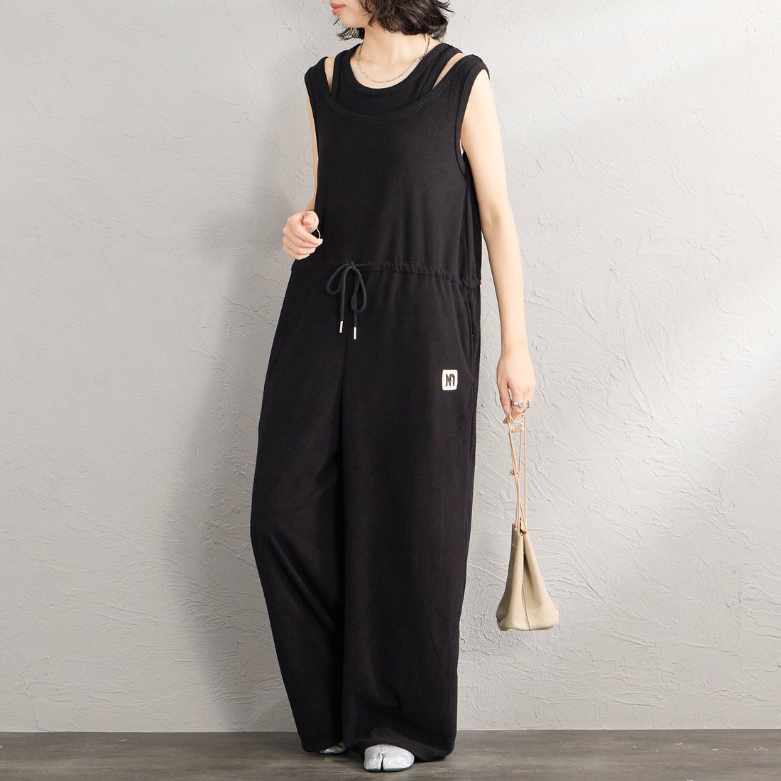 nenom [ネノム] レイヤード パイルロンパース [NE26322020] 09 BLACK &&モデル身長：162cm 着用サイズ：F&&