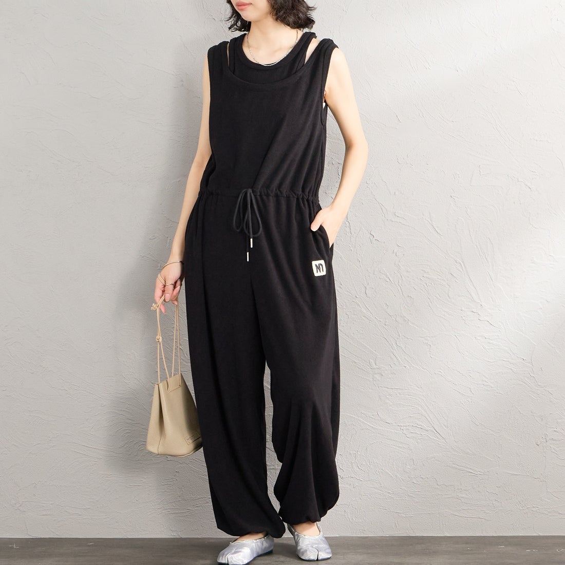 nenom [ネノム] レイヤード パイルロンパース [NE26322020] 09 BLACK &&モデル身長：162cm 着用サイズ：F&&