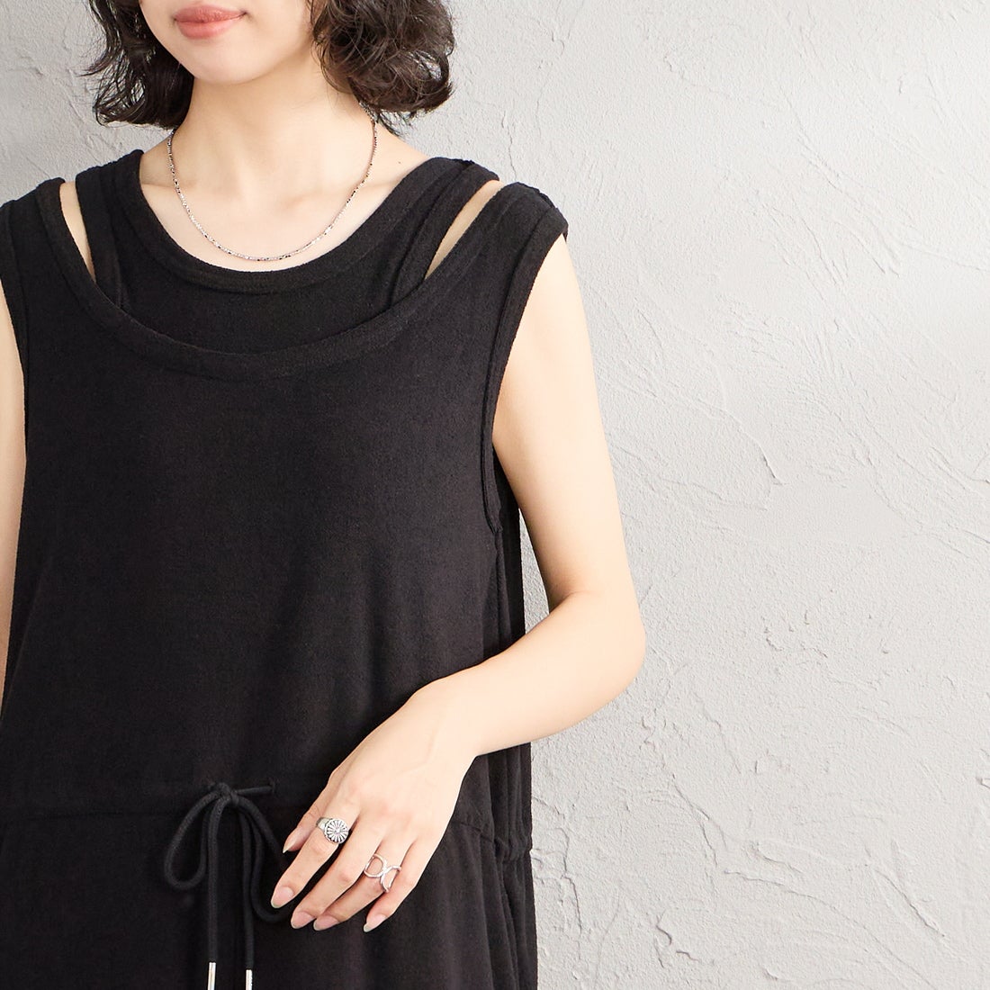 nenom [ネノム] レイヤード パイルロンパース [NE26322020] 09 BLACK &&モデル身長：162cm 着用サイズ：F&&