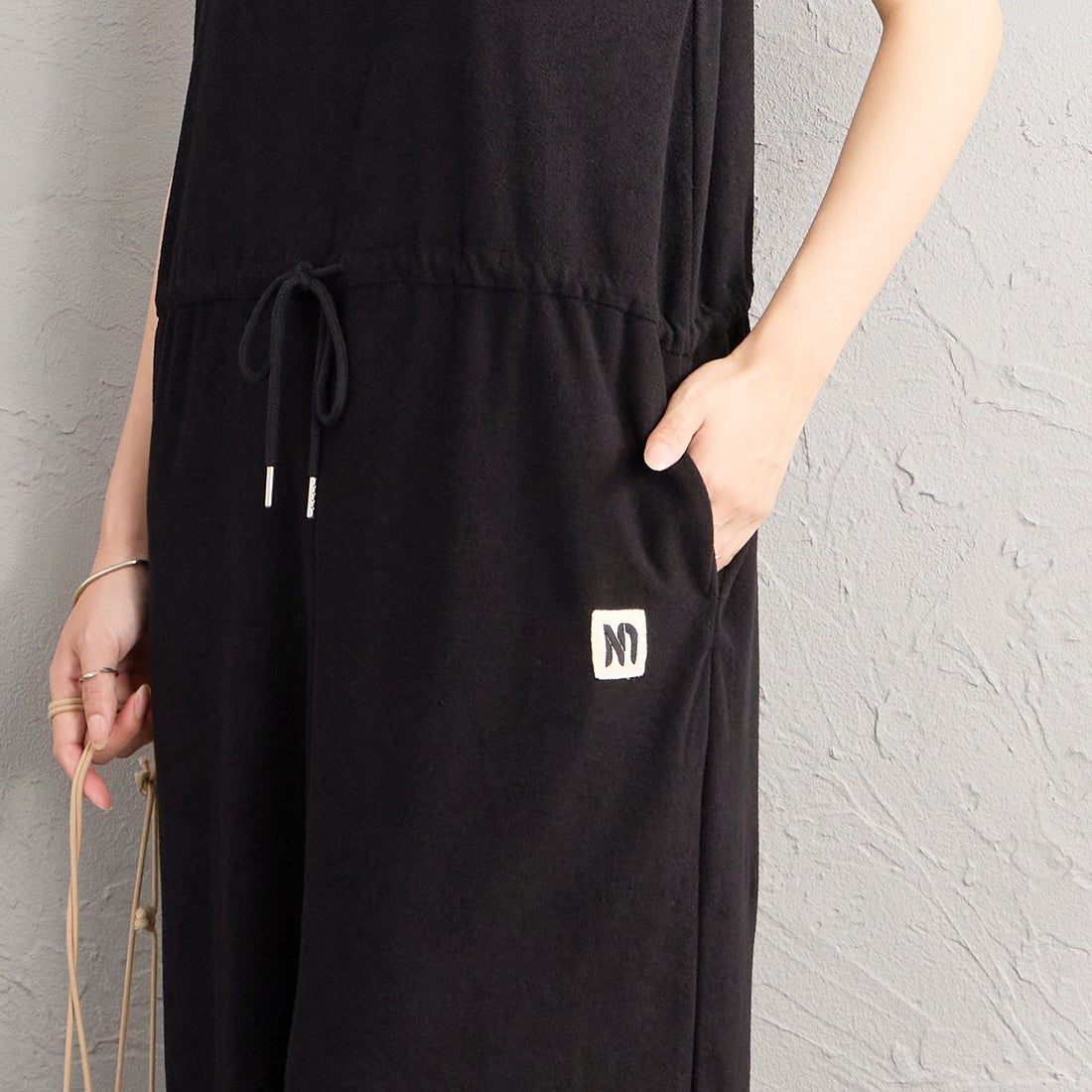 nenom [ネノム] レイヤード パイルロンパース [NE26322020] 09 BLACK &&モデル身長：162cm 着用サイズ：F&&