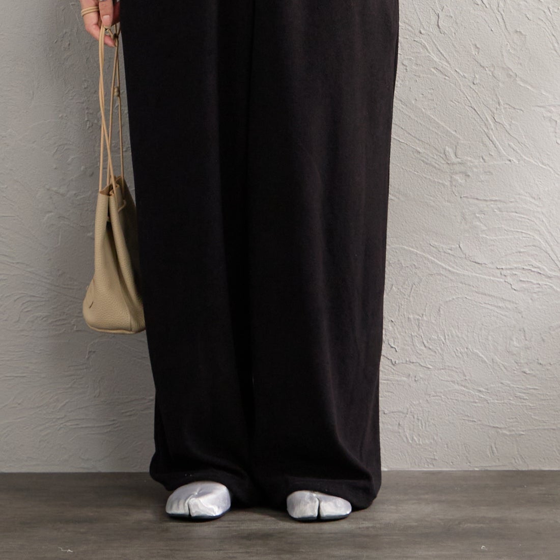 nenom [ネノム] レイヤード パイルロンパース [NE26322020] 09 BLACK &&モデル身長：162cm 着用サイズ：F&&