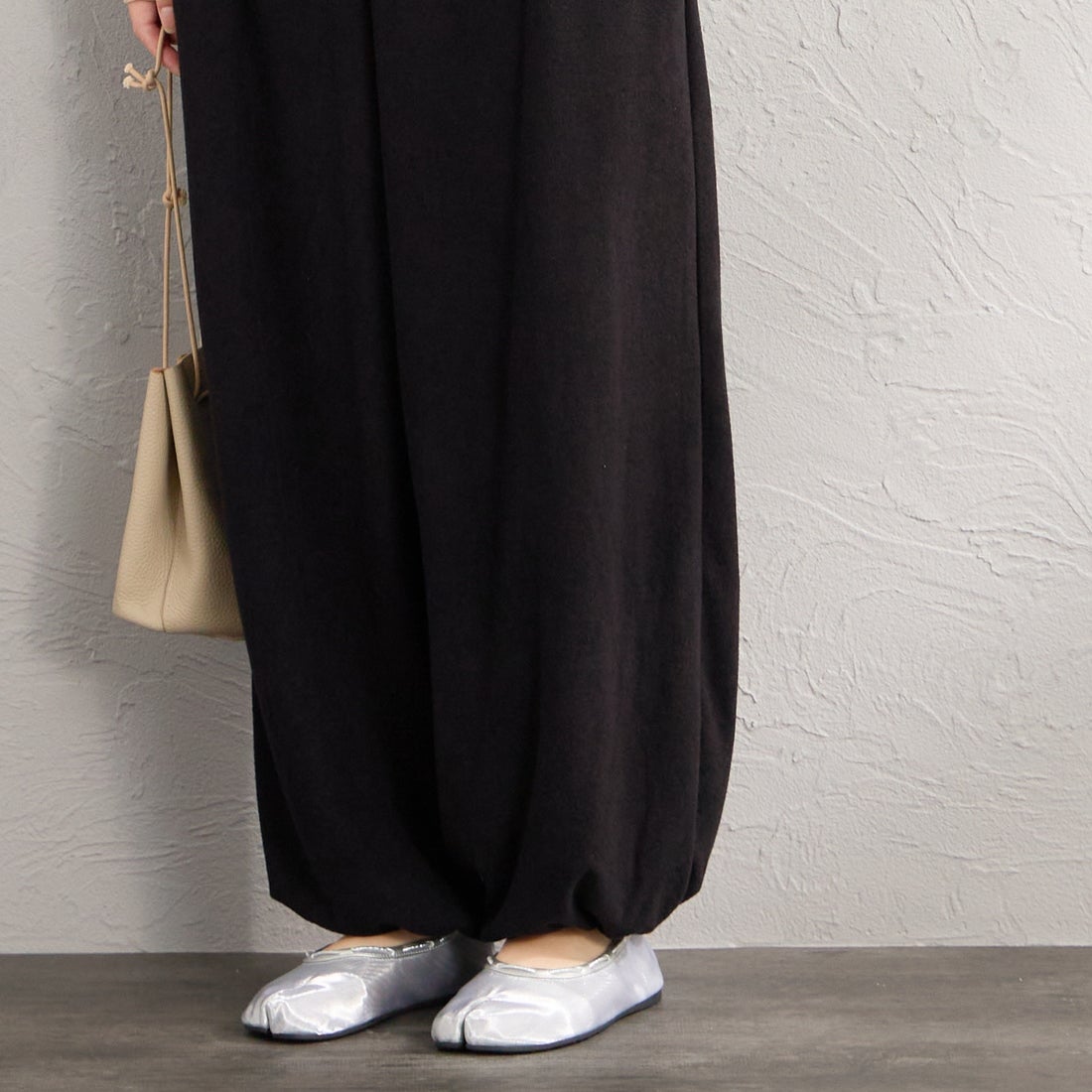 nenom [ネノム] レイヤード パイルロンパース [NE26322020] 09 BLACK &&モデル身長：162cm 着用サイズ：F&&