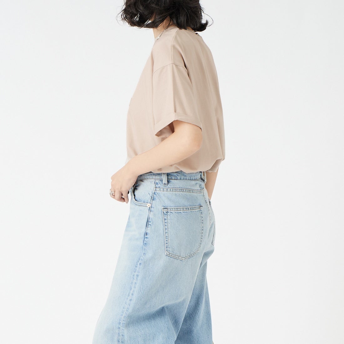 Maison de L'allure [メゾン ドゥ ラリュール] エンボスロゴTシャツ [M26322009] 23 GREIGE &&モデル身長：162cm 着用サイズ：F&&
