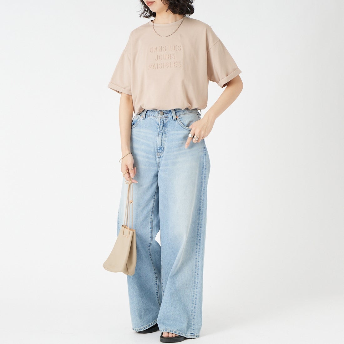 Maison de L'allure [メゾン ドゥ ラリュール] エンボスロゴTシャツ [M26322009] 23 GREIGE &&モデル身長：162cm 着用サイズ：F&&