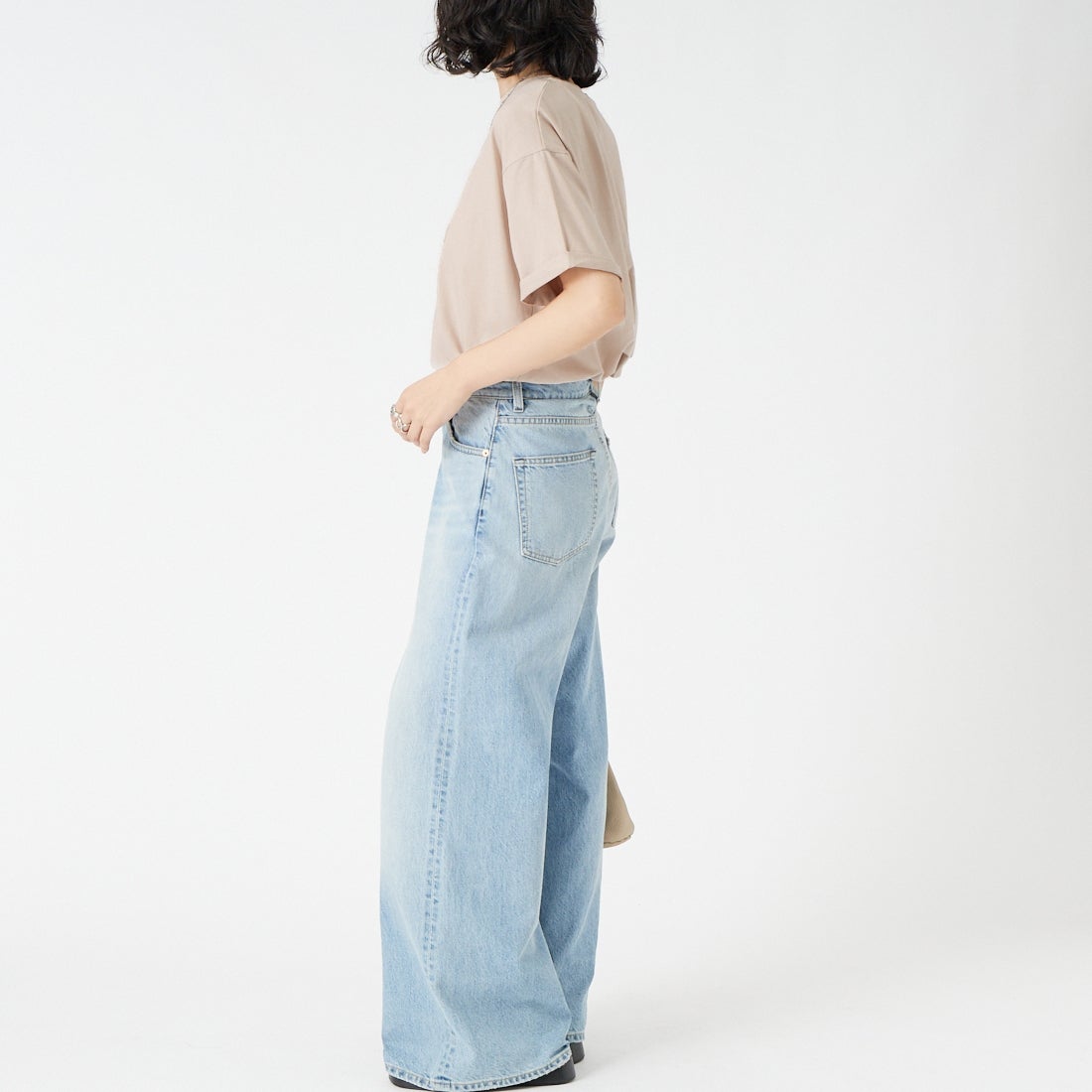Maison de L'allure [メゾン ドゥ ラリュール] エンボスロゴTシャツ [M26322009] 23 GREIGE &&モデル身長：162cm 着用サイズ：F&&