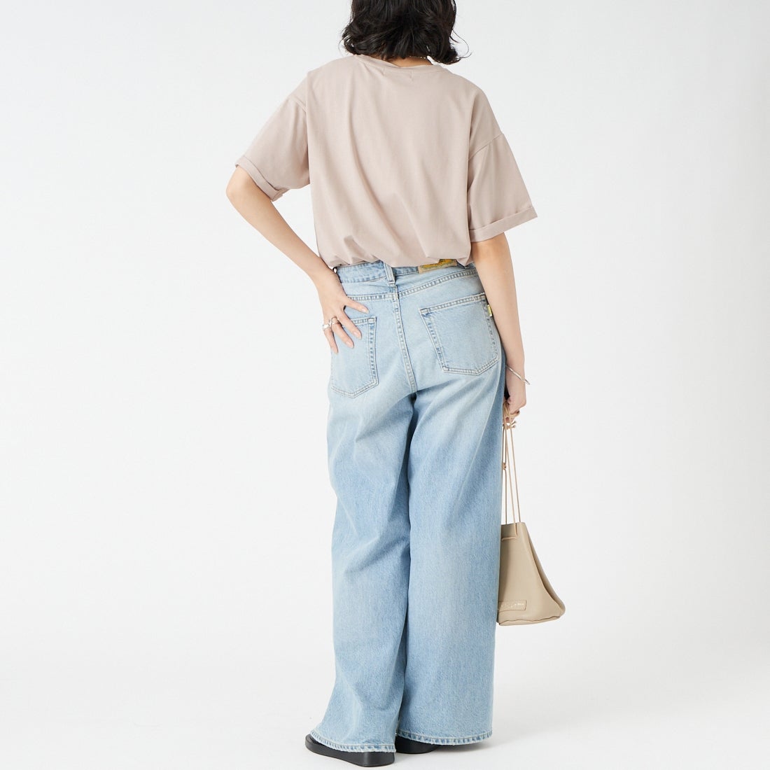 Maison de L'allure [メゾン ドゥ ラリュール] エンボスロゴTシャツ [M26322009] 23 GREIGE &&モデル身長：162cm 着用サイズ：F&&