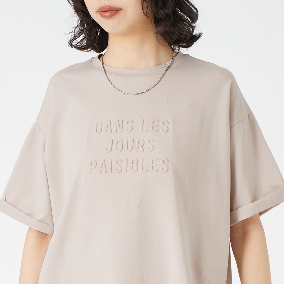 Maison de L'allure [メゾン ドゥ ラリュール] エンボスロゴTシャツ [M26322009] 23 GREIGE &&モデル身長：162cm 着用サイズ：F&&