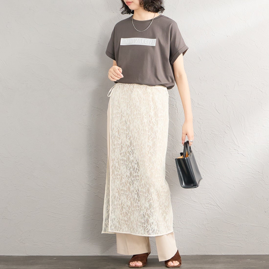 Maison de L'allure [メゾン ドゥ ラリュール] エンボスラメロゴプリントTシャツ [M26322011] 08 CHARCOA &&モデル身長：162cm 着用サイズ：F&&