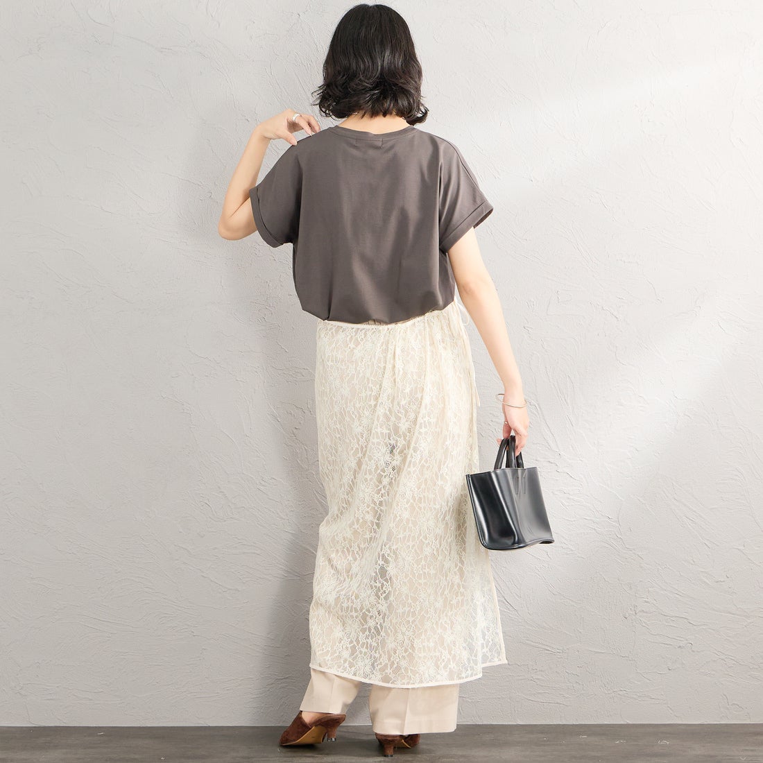 Maison de L'allure [メゾン ドゥ ラリュール] エンボスラメロゴプリントTシャツ [M26322011] 08 CHARCOA &&モデル身長：162cm 着用サイズ：F&&