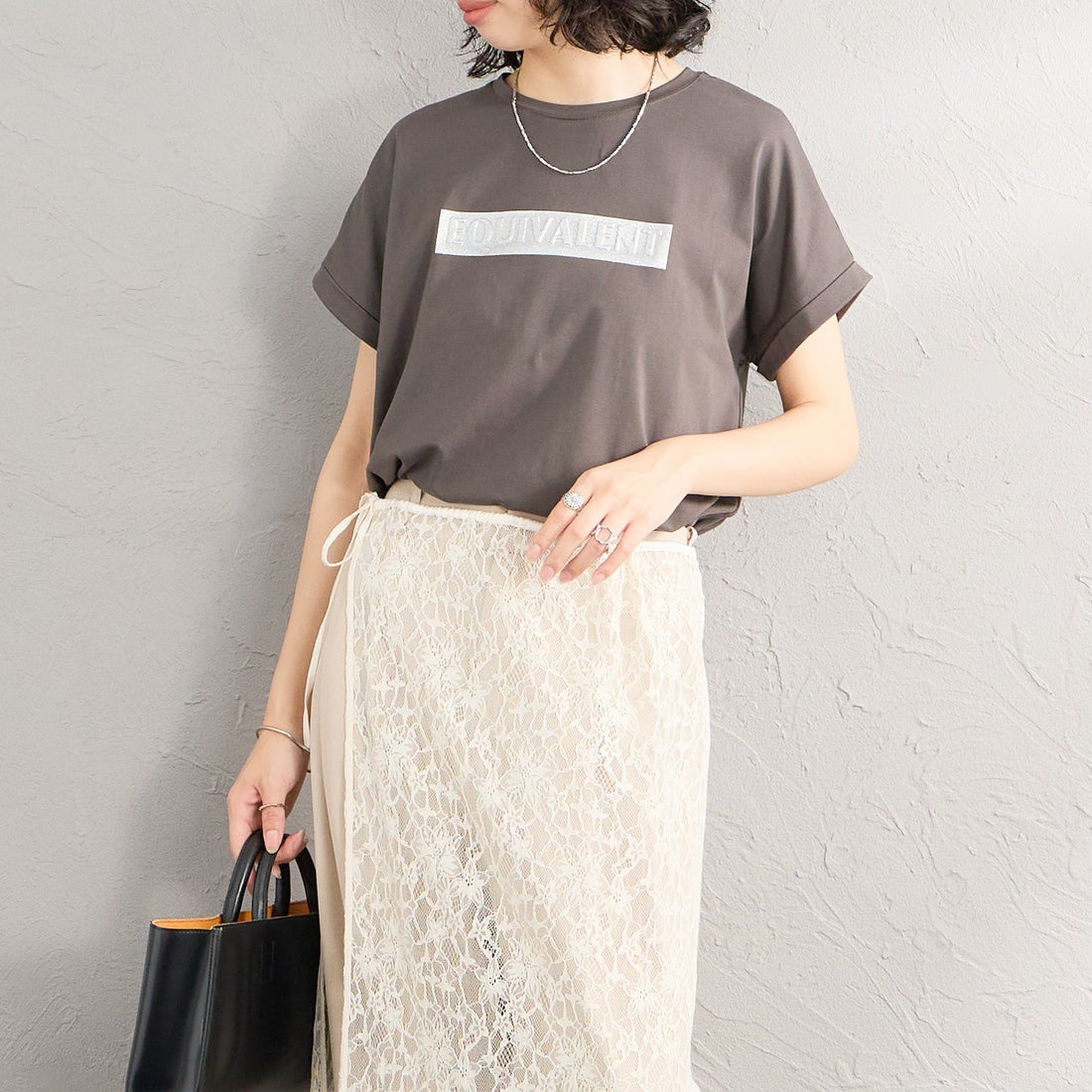 Maison de L'allure [メゾン ドゥ ラリュール] エンボスラメロゴプリントTシャツ [M26322011] 08 CHARCOA &&モデル身長：162cm 着用サイズ：F&&