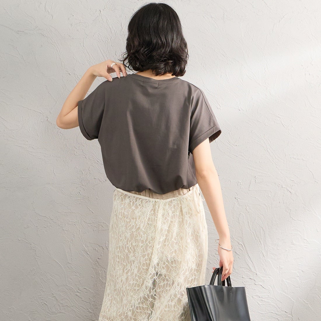 Maison de L'allure [メゾン ドゥ ラリュール] エンボスラメロゴプリントTシャツ [M26322011] 08 CHARCOA &&モデル身長：162cm 着用サイズ：F&&