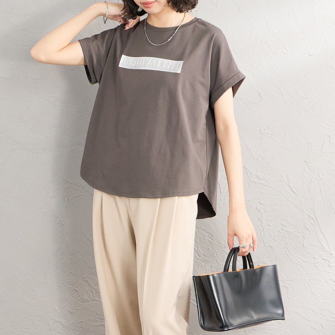 Maison de L'allure [メゾン ドゥ ラリュール] エンボスラメロゴプリントTシャツ [M26322011] 08 CHARCOA &&モデル身長：162cm 着用サイズ：F&&