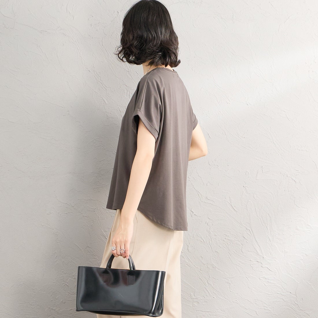 Maison de L'allure [メゾン ドゥ ラリュール] エンボスラメロゴプリントTシャツ [M26322011] 08 CHARCOA &&モデル身長：162cm 着用サイズ：F&&