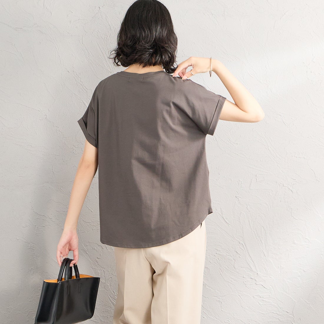 Maison de L'allure [メゾン ドゥ ラリュール] エンボスラメロゴプリントTシャツ [M26322011] 08 CHARCOA &&モデル身長：162cm 着用サイズ：F&&