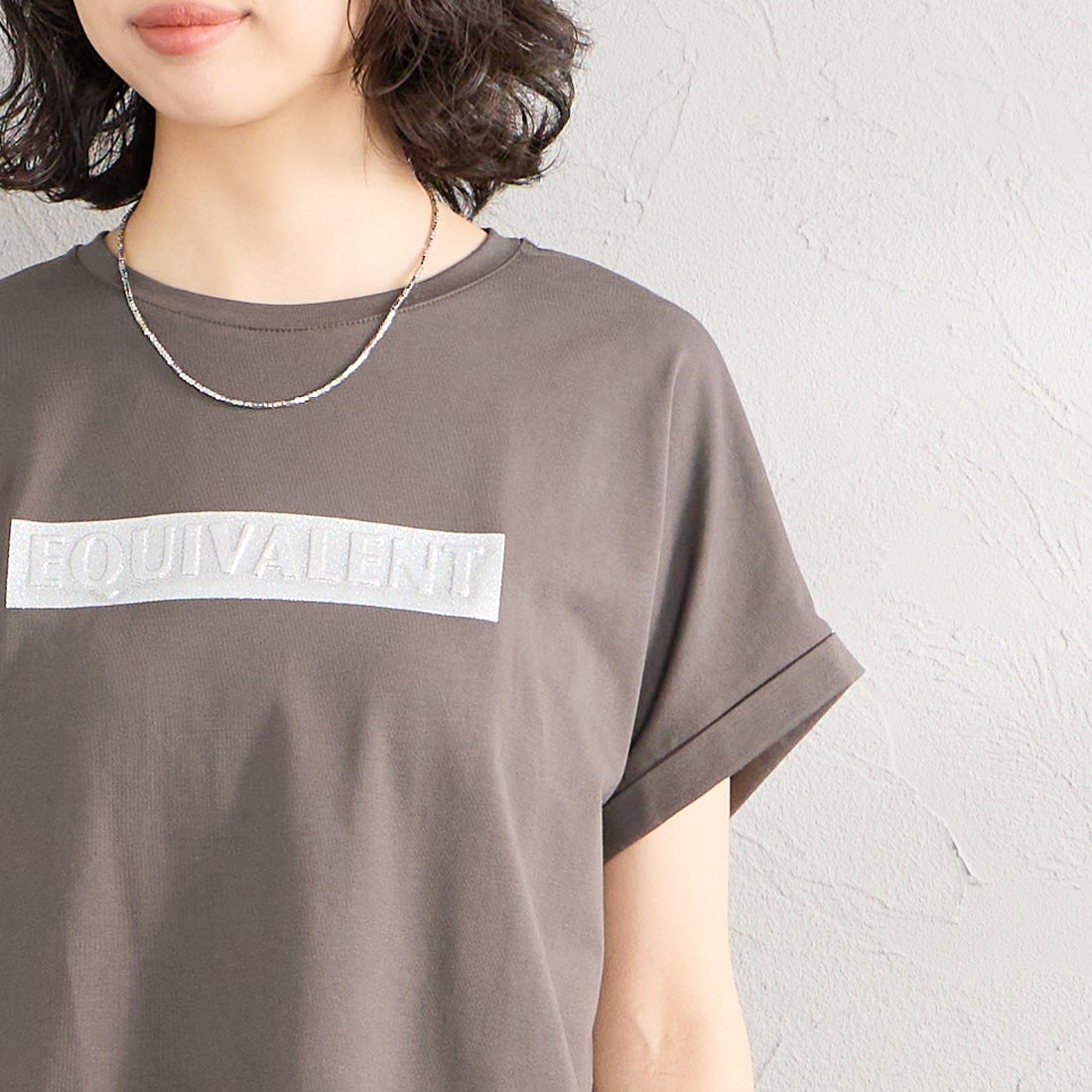 Maison de L'allure [メゾン ドゥ ラリュール] エンボスラメロゴプリントTシャツ [M26322011] 08 CHARCOA &&モデル身長：162cm 着用サイズ：F&&