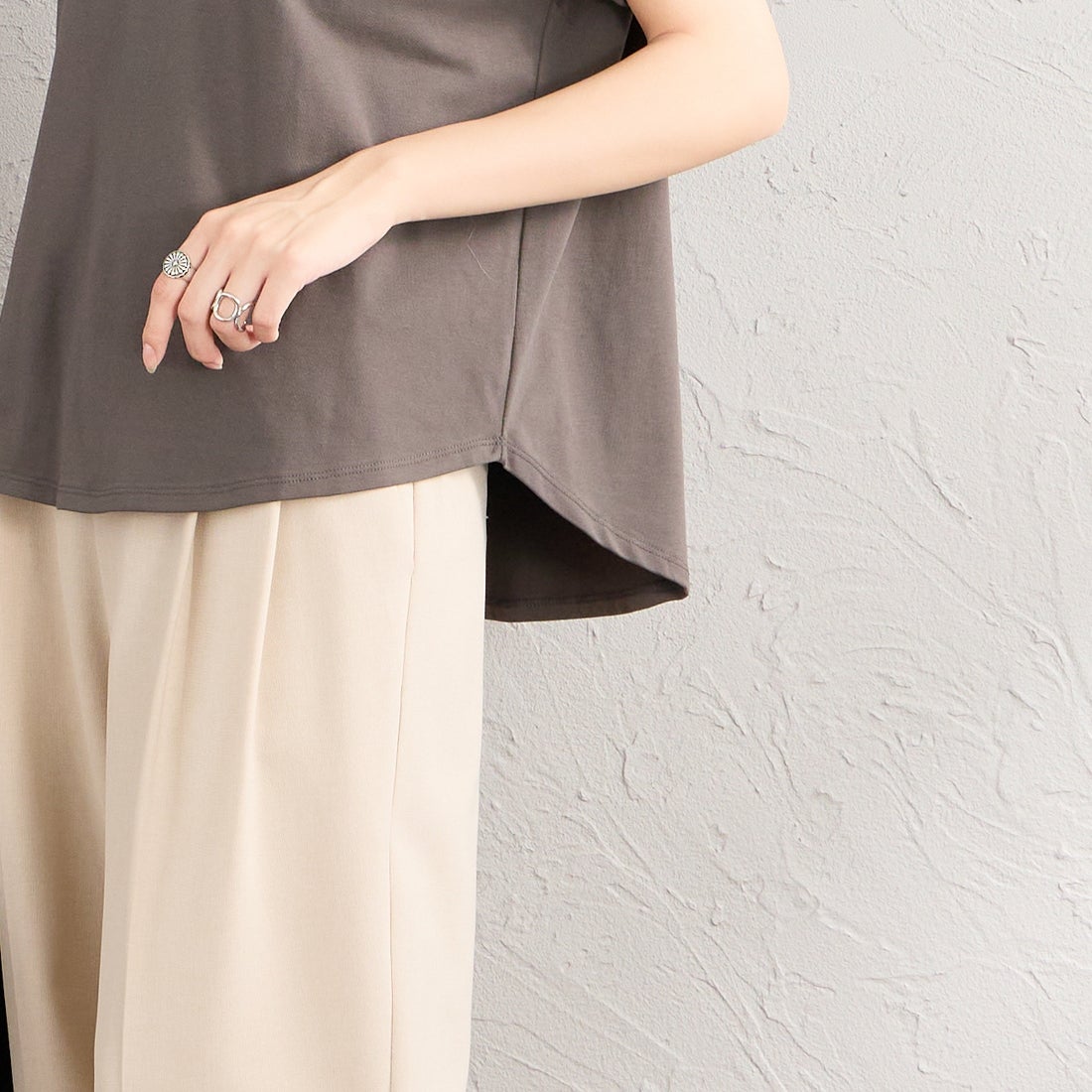 Maison de L'allure [メゾン ドゥ ラリュール] エンボスラメロゴプリントTシャツ [M26322011] 08 CHARCOA &&モデル身長：162cm 着用サイズ：F&&
