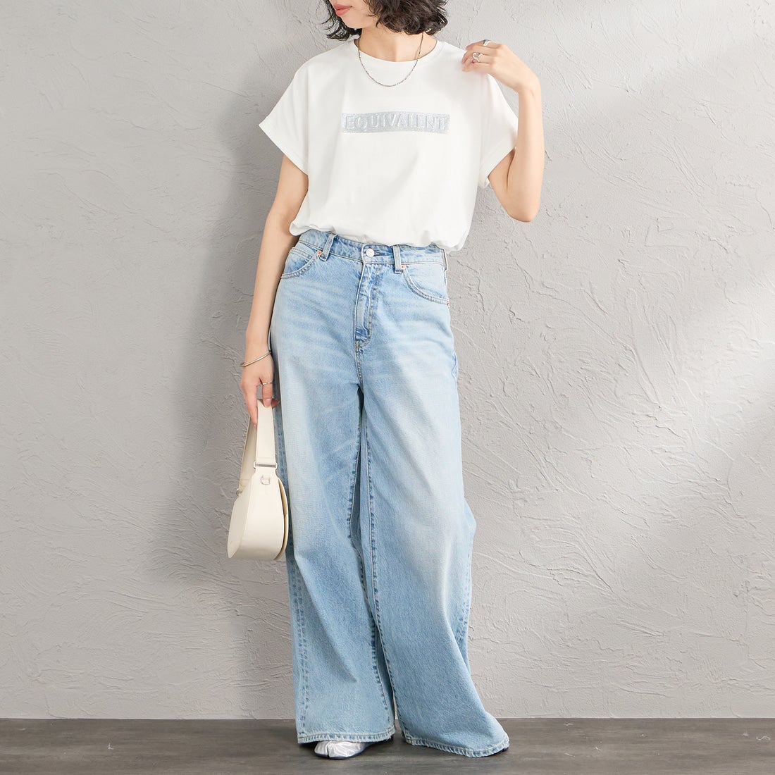 Maison de L'allure [メゾン ドゥ ラリュール] エンボスラメロゴプリントTシャツ [M26322011] 02 OFF &&モデル身長：162cm 着用サイズ：F&&