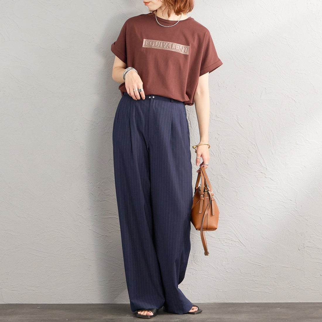 Maison de L'allure [メゾン ドゥ ラリュール] エンボスラメロゴプリントTシャツ [M26322011] 28 BROWN &&モデル身長：158cm 着用サイズ：F&&