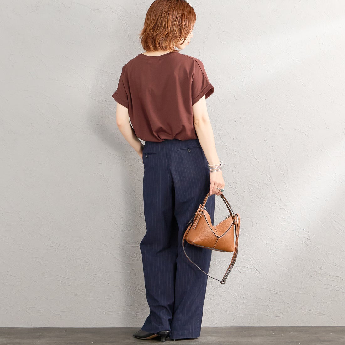 Maison de L'allure [メゾン ドゥ ラリュール] エンボスラメロゴプリントTシャツ [M26322011] 28 BROWN &&モデル身長：158cm 着用サイズ：F&&
