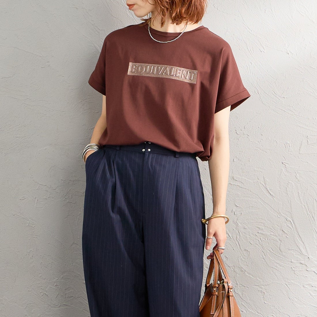 Maison de L'allure [メゾン ドゥ ラリュール] エンボスラメロゴプリントTシャツ [M26322011] 28 BROWN &&モデル身長：158cm 着用サイズ：F&&