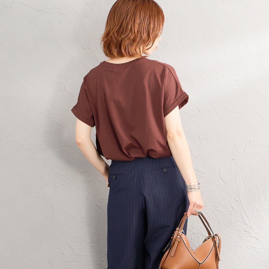 Maison de L'allure [メゾン ドゥ ラリュール] エンボスラメロゴプリントTシャツ [M26322011] 28 BROWN &&モデル身長：158cm 着用サイズ：F&&