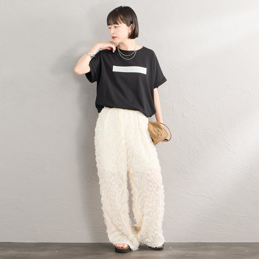 Maison de L'allure [メゾン ドゥ ラリュール] エンボスラメロゴプリントTシャツ [M26322011] 09 BLACK &&モデル身長：150cm 着用サイズ：F&&