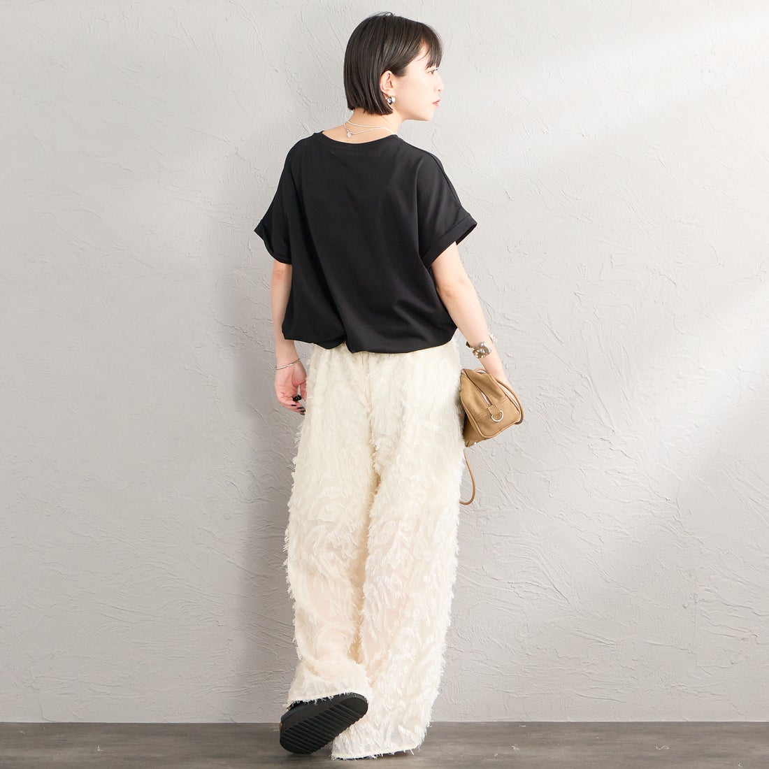 Maison de L'allure [メゾン ドゥ ラリュール] エンボスラメロゴプリントTシャツ [M26322011] 09 BLACK &&モデル身長：150cm 着用サイズ：F&&
