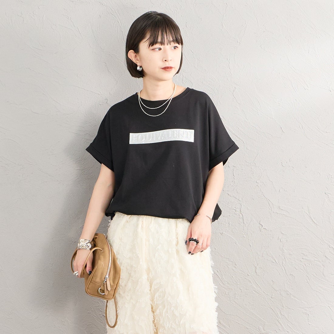 Maison de L'allure [メゾン ドゥ ラリュール] エンボスラメロゴプリントTシャツ [M26322011] 09 BLACK &&モデル身長：150cm 着用サイズ：F&&