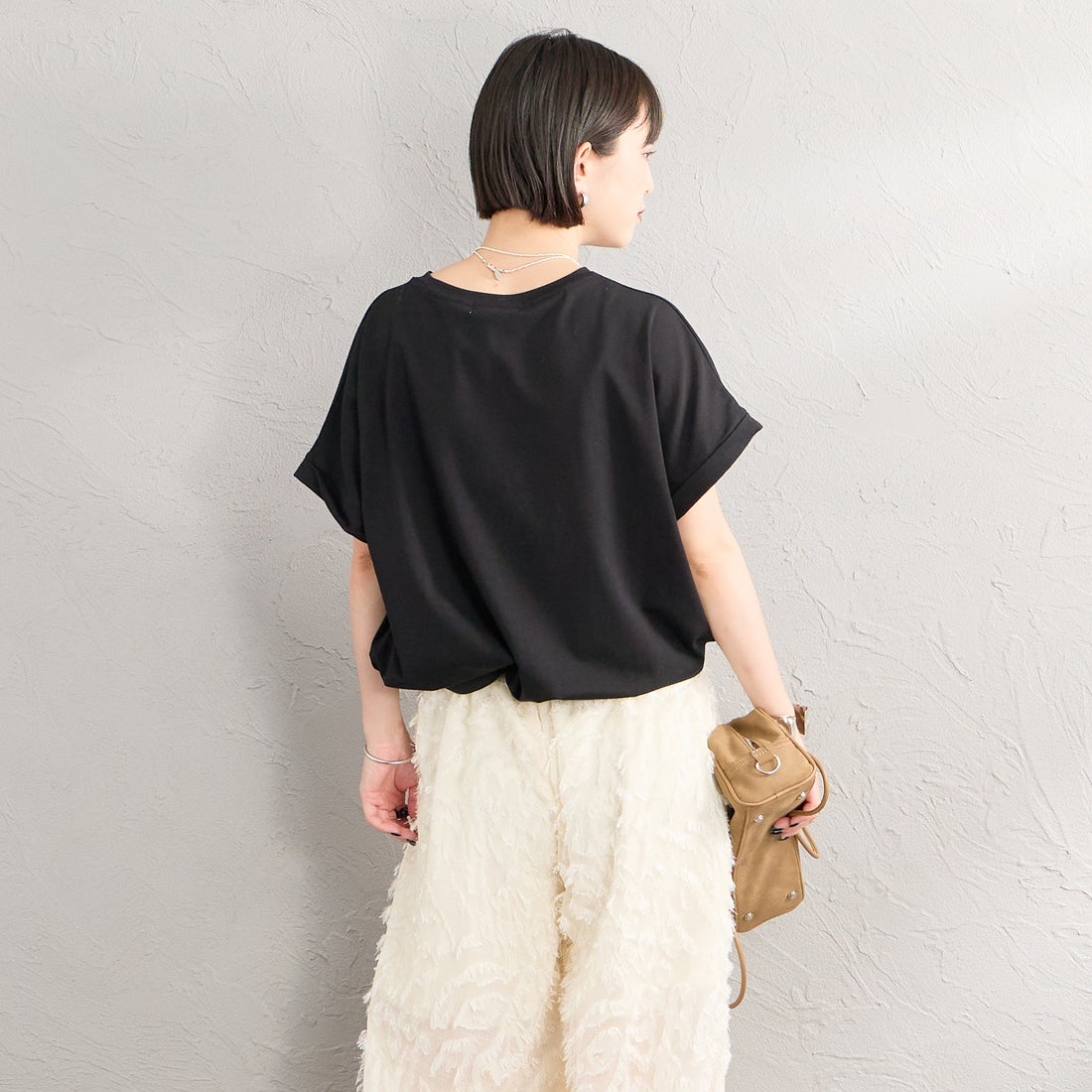 Maison de L'allure [メゾン ドゥ ラリュール] エンボスラメロゴプリントTシャツ [M26322011] 09 BLACK &&モデル身長：150cm 着用サイズ：F&&