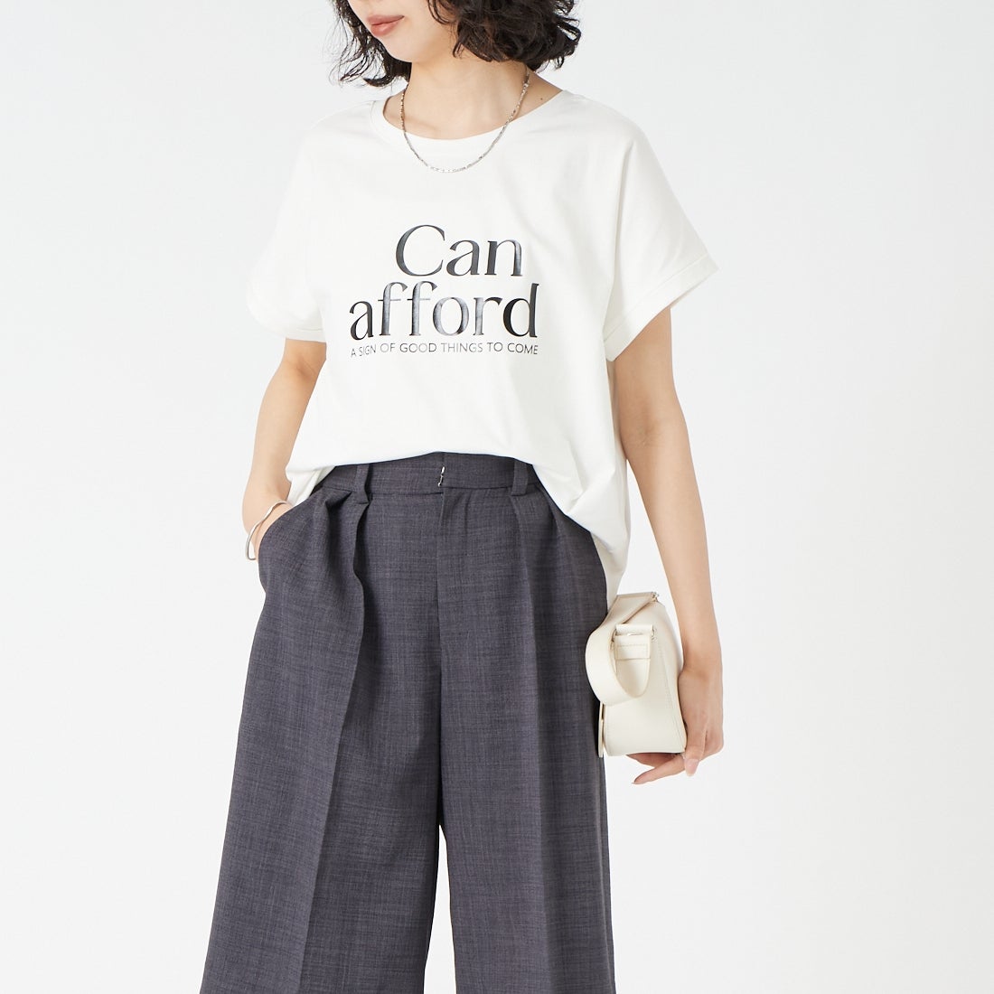 Maison de L'allure [メゾン ドゥ ラリュール] 光沢ラバーロゴプリントTシャツ [M26322010] 02 OFF &&モデル身長：162cm 着用サイズ：F&&