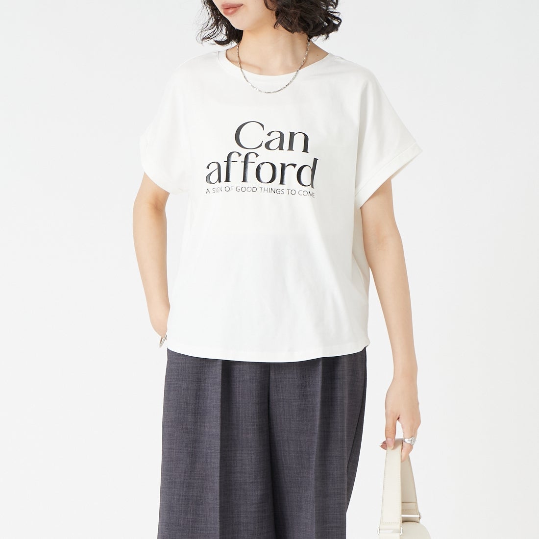 Maison de L'allure [メゾン ドゥ ラリュール] 光沢ラバーロゴプリントTシャツ [M26322010] 02 OFF &&モデル身長：162cm 着用サイズ：F&&