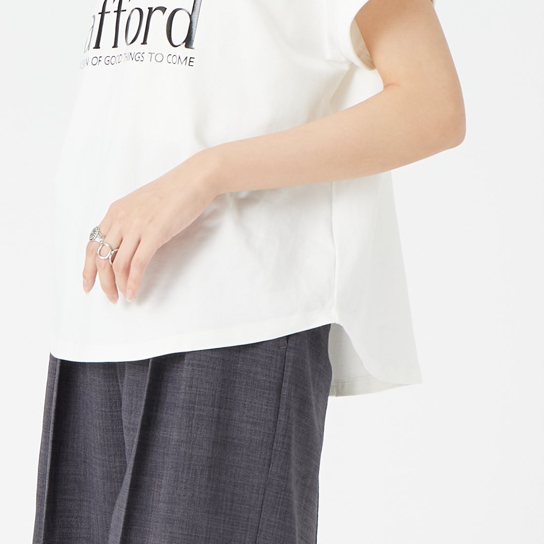 Maison de L'allure [メゾン ドゥ ラリュール] 光沢ラバーロゴプリントTシャツ [M26322010] 02 OFF &&モデル身長：162cm 着用サイズ：F&&