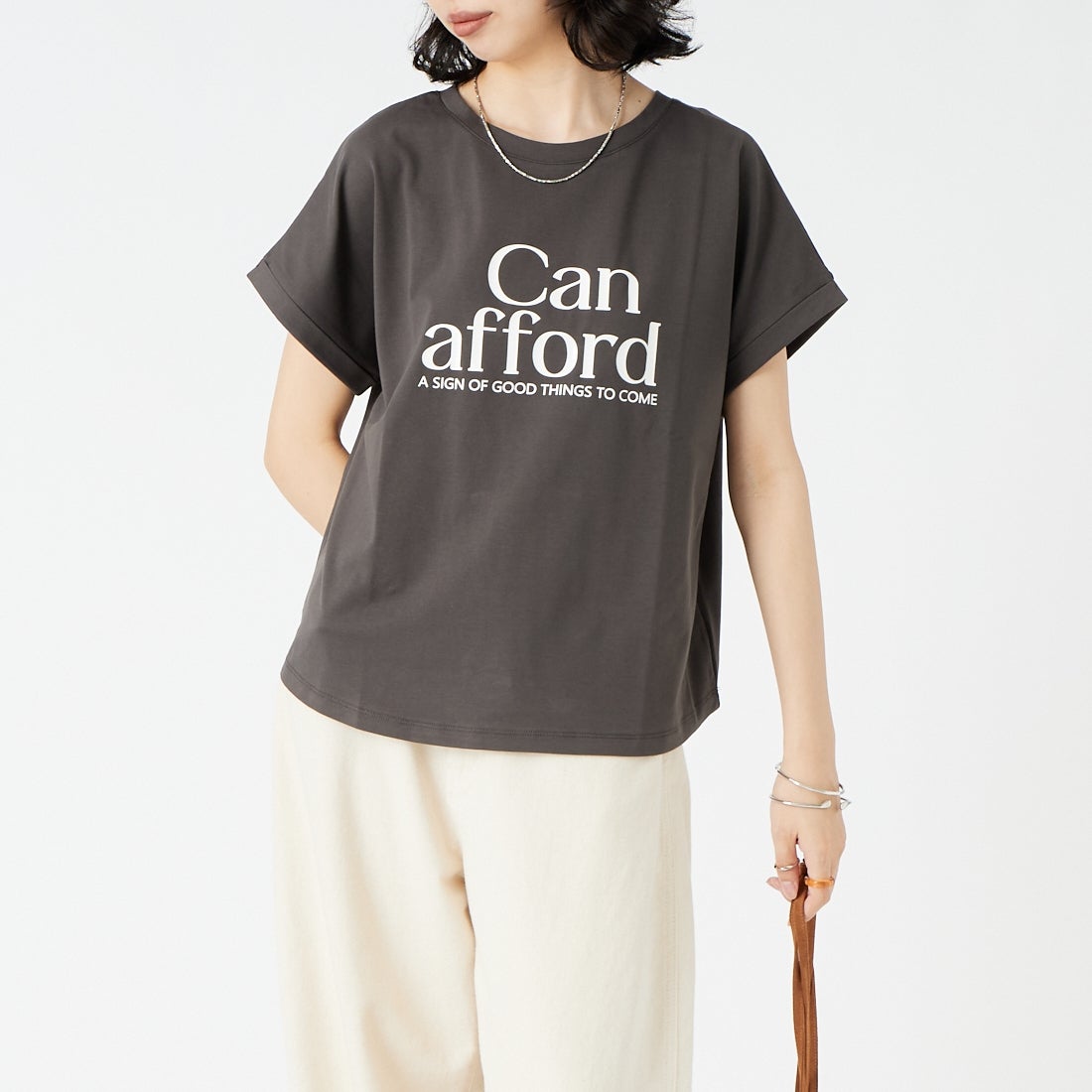 Maison de L'allure [メゾン ドゥ ラリュール] 光沢ラバーロゴプリントTシャツ [M26322010] 08 CHARCOA &&モデル身長：162cm 着用サイズ：F&&